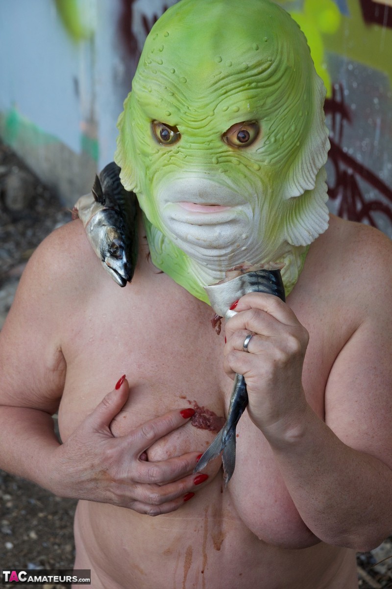 Naked British lady Speedy Bee eats a fish while wearing a costume mask zdjęcie porno #426468153