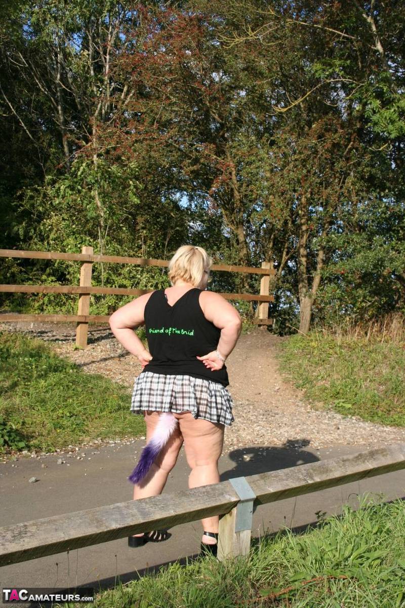 Overweight UK blonde Lexie Cummings shows her tail butt plug in the outdoors Porno-Foto #422507004 | TAC Amateurs Pics, Lexie Cummings, Butt Plug, Mobiler Porno