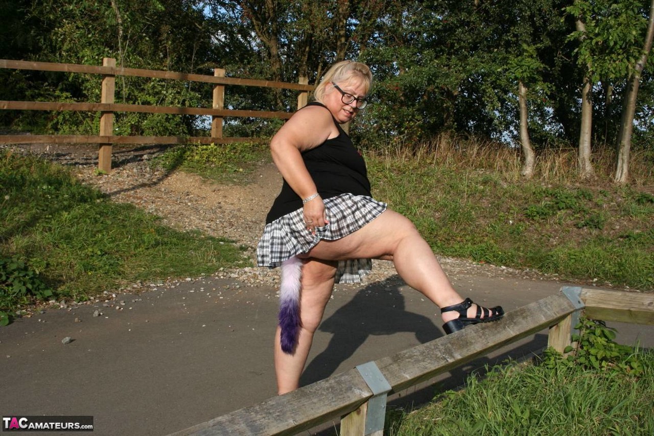 Overweight UK blonde Lexie Cummings shows her tail butt plug in the outdoors порно фото #422506995
