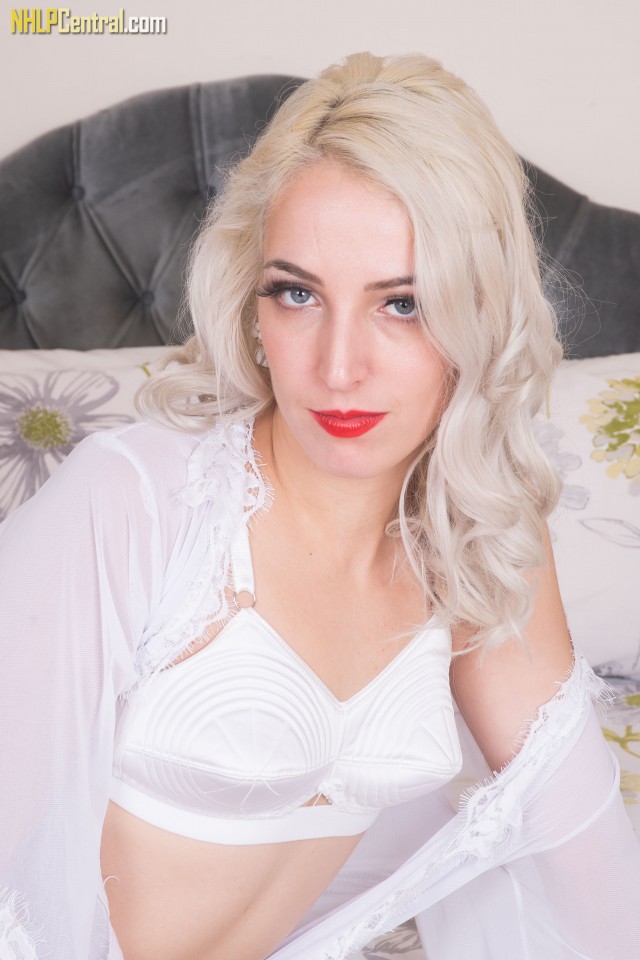 Platinum blonde Liz Rainbow removes retro lingerie in nylons before spreading ポルノ写真 #425580793