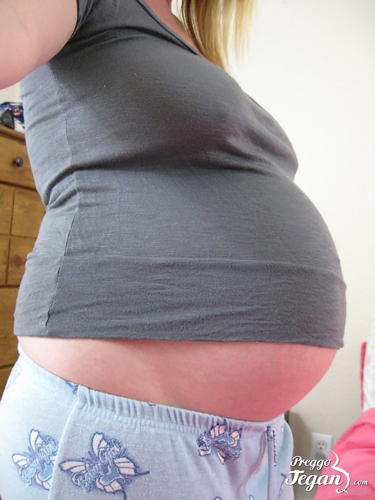 Pregnant Tegan shoots amateur video with a small dildo foto porno #425387390
