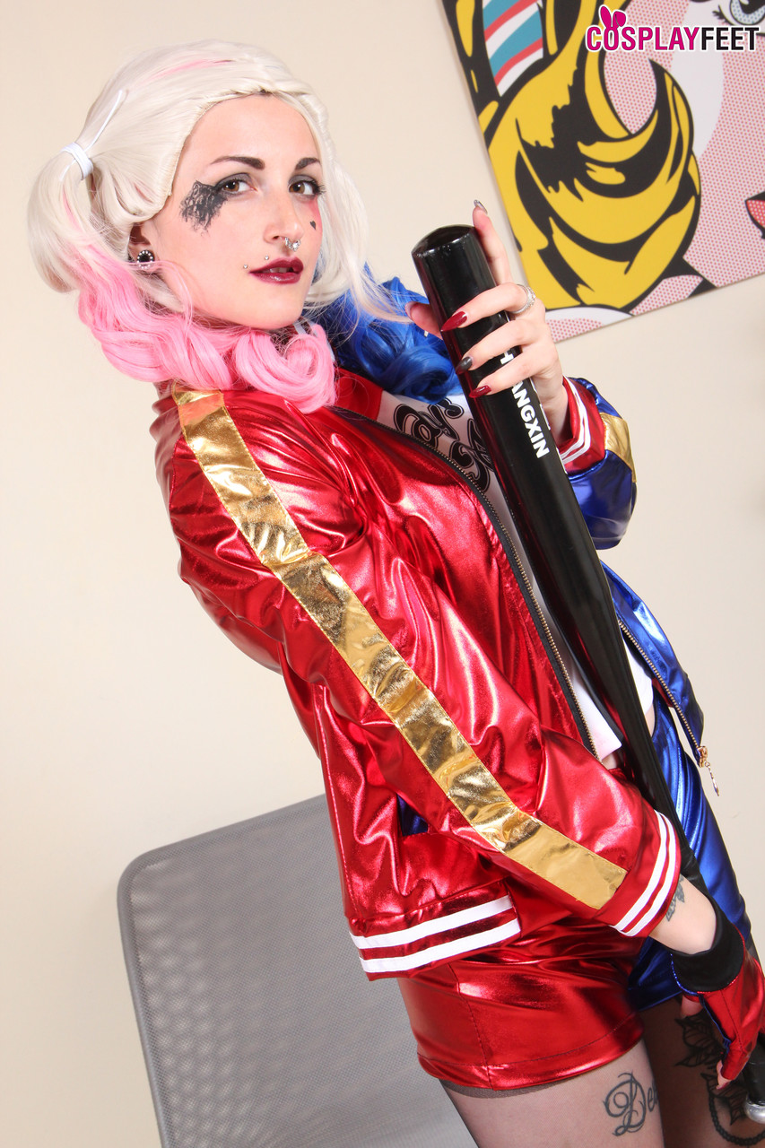 Gorgeous Harley Quinn cosplayer shows her sexy feet in nylons foto porno #422844048