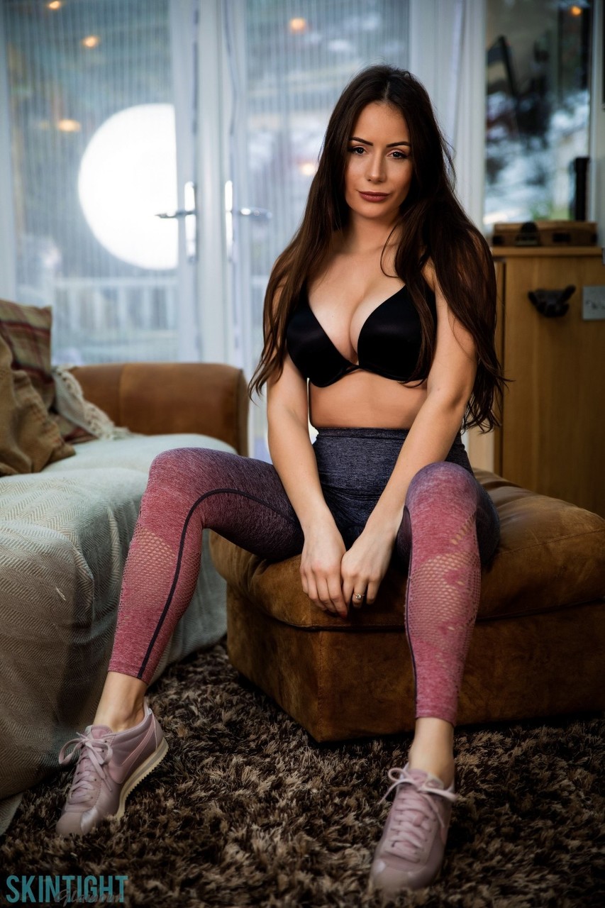 UK model Laura Hollyman bares her nice boobs before removing skintight pants foto pornográfica #426797189 | Skin Tight Glamour Pics, Laura Hollyman, Yoga Pants, pornografia móvel