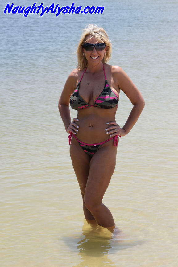 Blonde amateur dildos her vagina while on a scrubby beach 色情照片 #422606255 | Naughty Alysha Pics, Beach, 手机色情