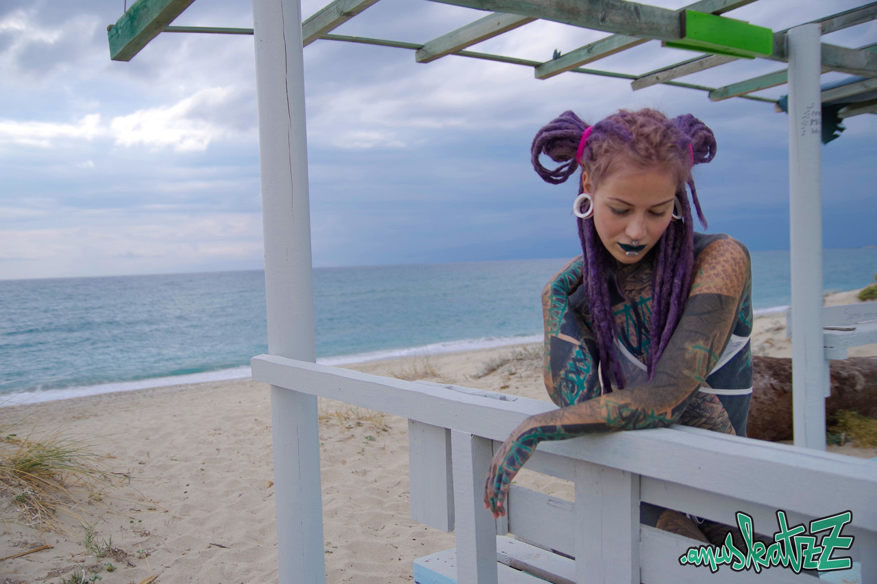 Heavily tattooed girl models a bikini in heels on a beach patio 色情照片 #428400308 | Z Filmz Ooriginals Pics, Anuskatzz, Beach, 手机色情
