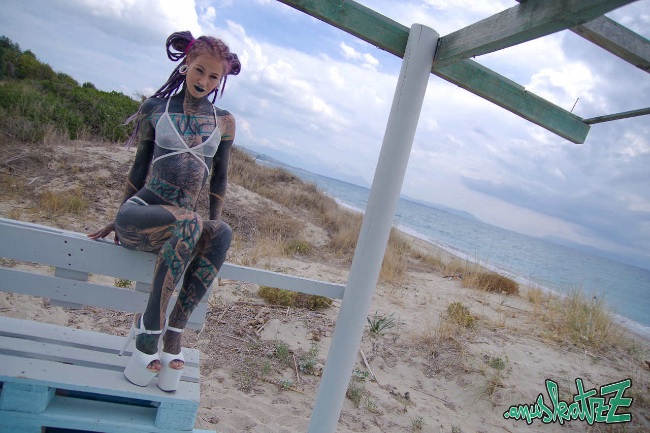 Heavily tattooed girl models a bikini in heels on a beach patio 色情照片 #428400314