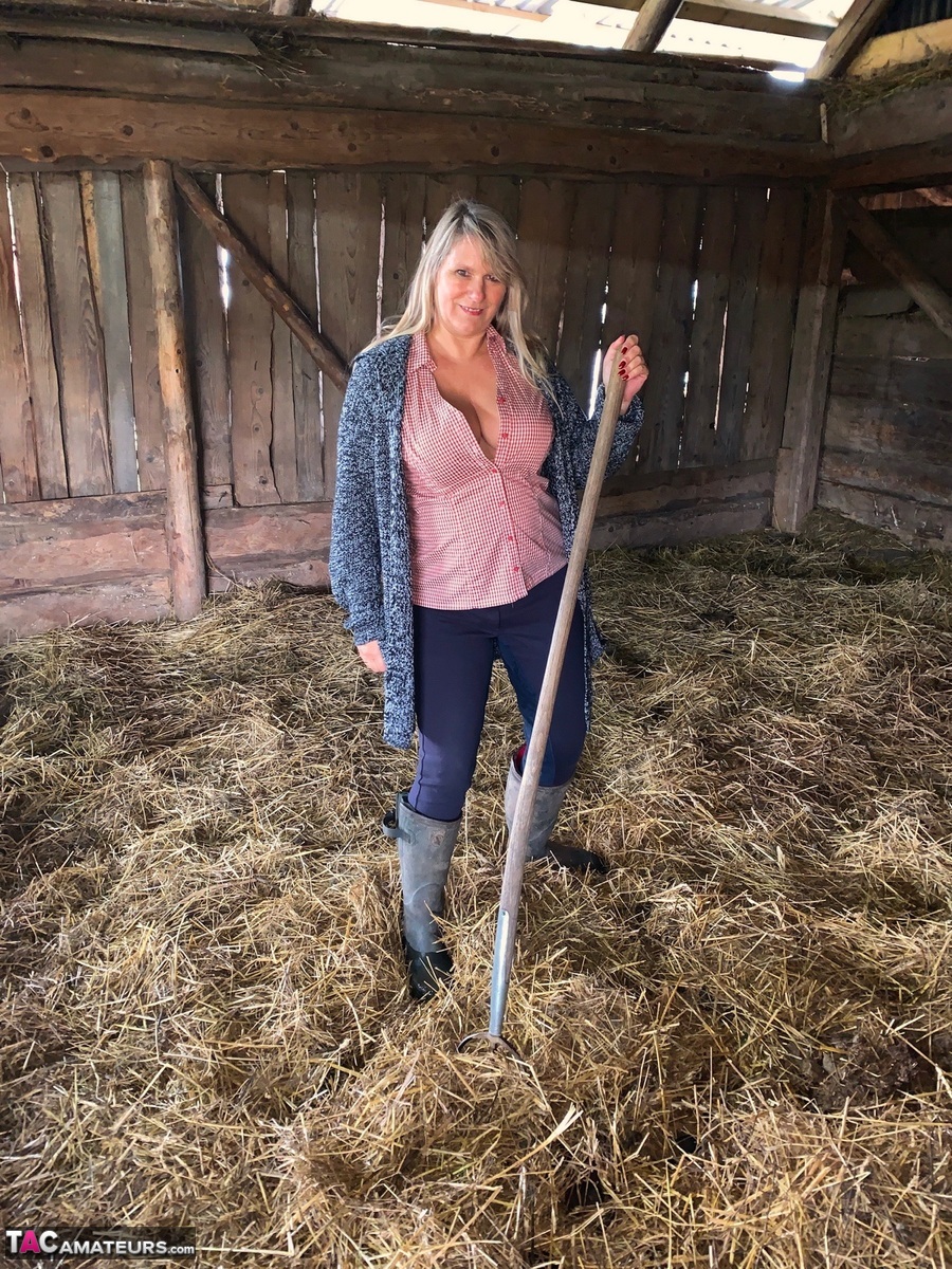 Overweight amateur Sweet Susi strips naked while forking hay in a mow