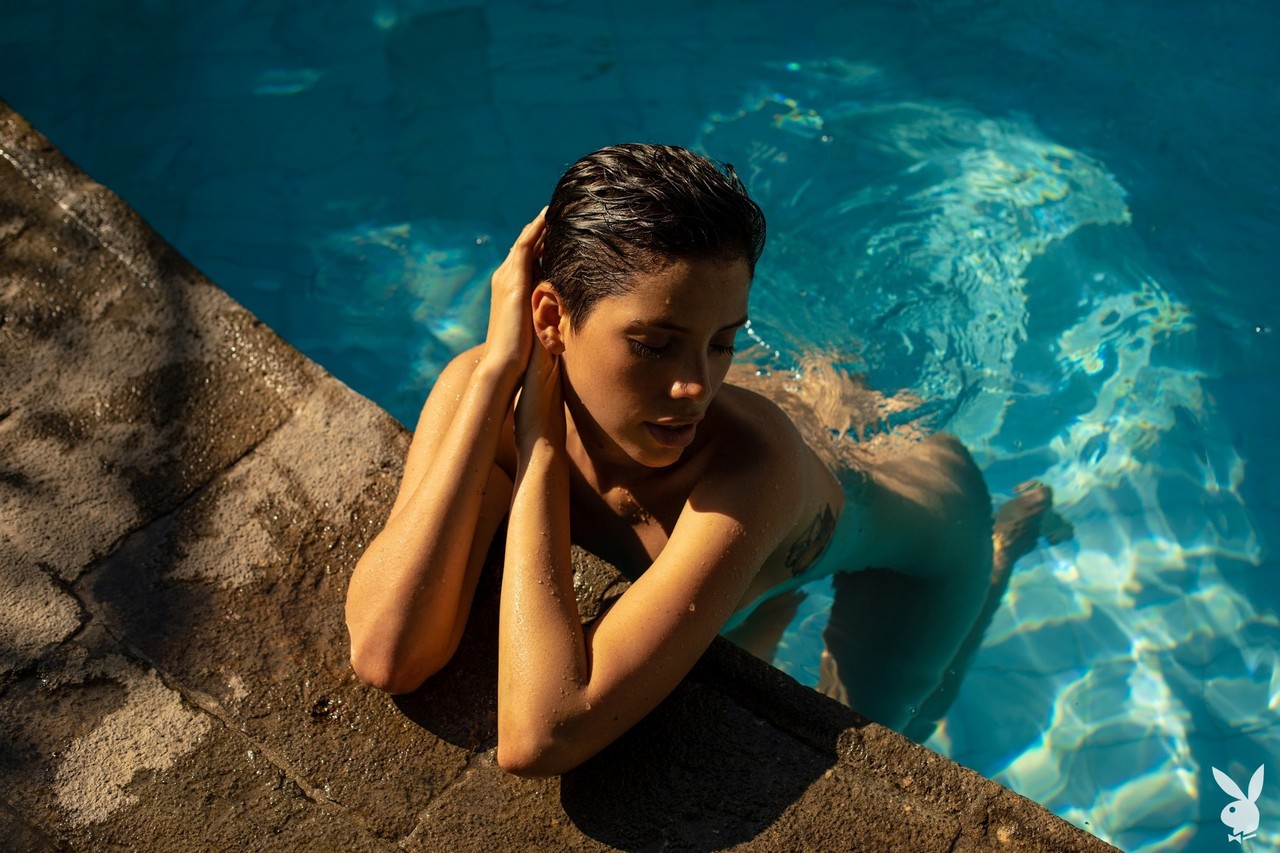 Centerfold model Alejandra La Torre sports short hair while nude in a pool 色情照片 #425326696