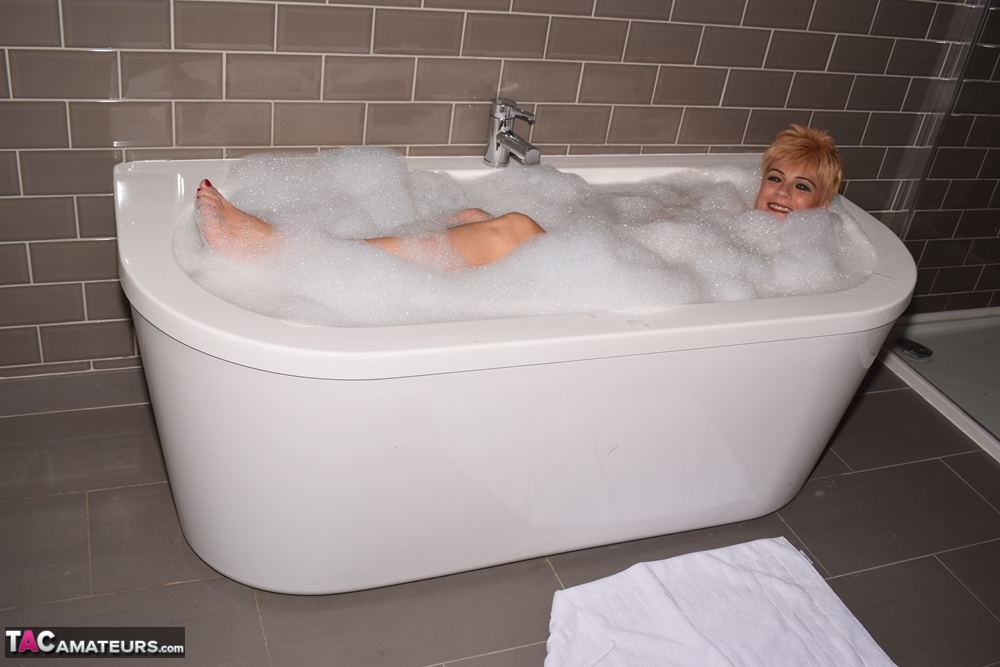 Naked older woman Dimonty gets caught while taking a bubble bath 色情照片 #425538730 | TAC Amateurs Pics, Dimonty, Mature, 手机色情