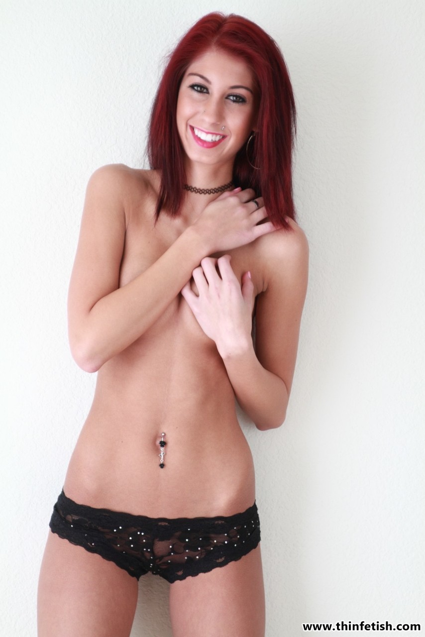 Slim redhead gets naked against a wall while wearing footwear foto pornográfica #426582140