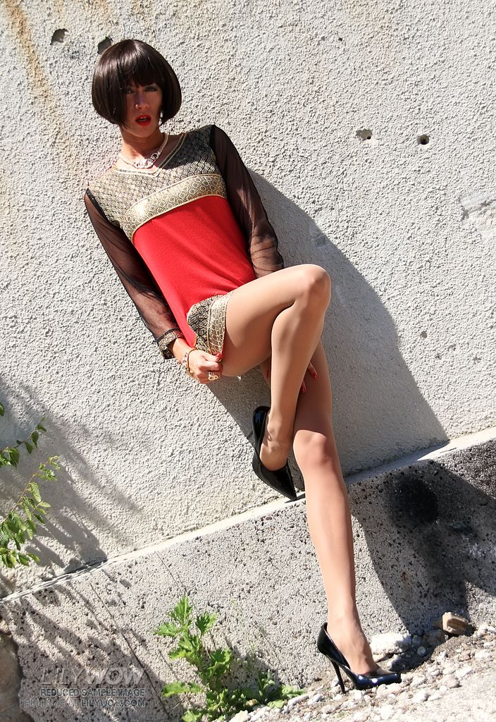Leggy MILF sweetie posing outdoor in thinnest tan pantyhose foto pornográfica #428904539