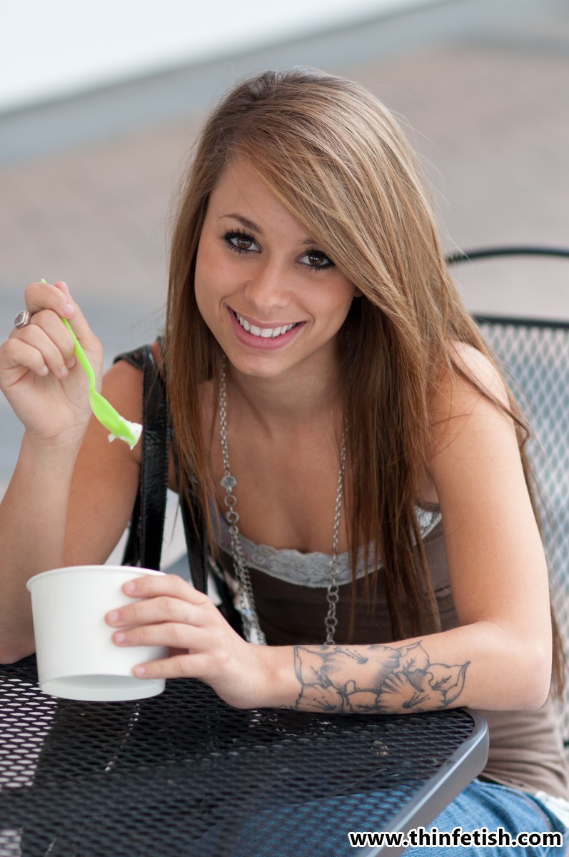 Riley flashes you the goods at the campus cafeteria foto porno #423729600 | Thin Fetish Pics, Jeans, porno móvil