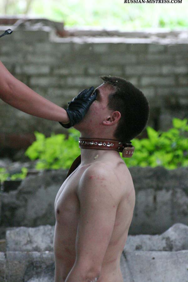 Latex mistress feeds her naked freak somewhere in ruines spitting chewed apple 色情照片 #422769754 | Russian Mistress Pics, CFNM, 手机色情