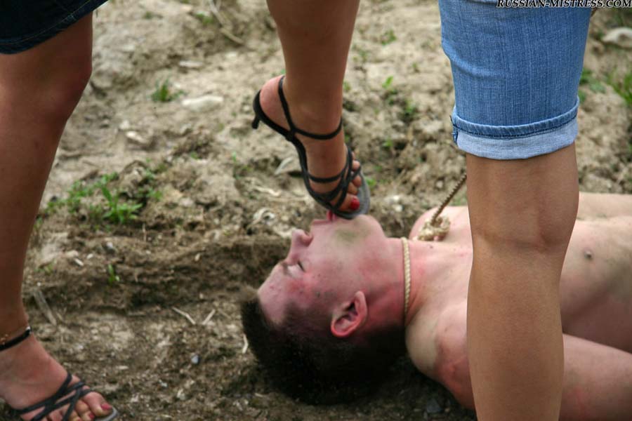 Cruel women trample and piss a submissive man during outdoor CFNM play Porno-Foto #422730422