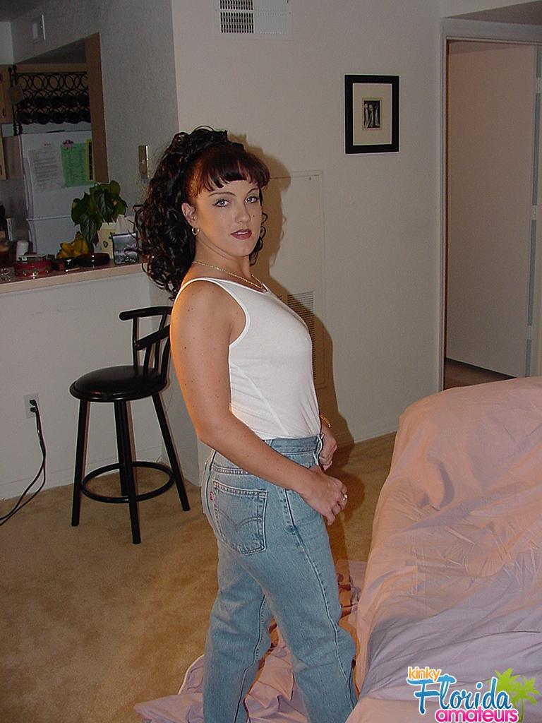 Kinky Amateur MILF Jessica Strips And Pees foto porno #425326207