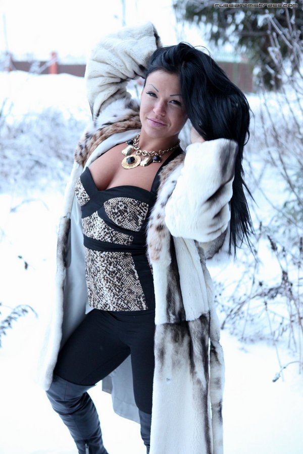 Chased naked outdoors into the snow, trembling slave licks mistress's feet foto porno #422823812
