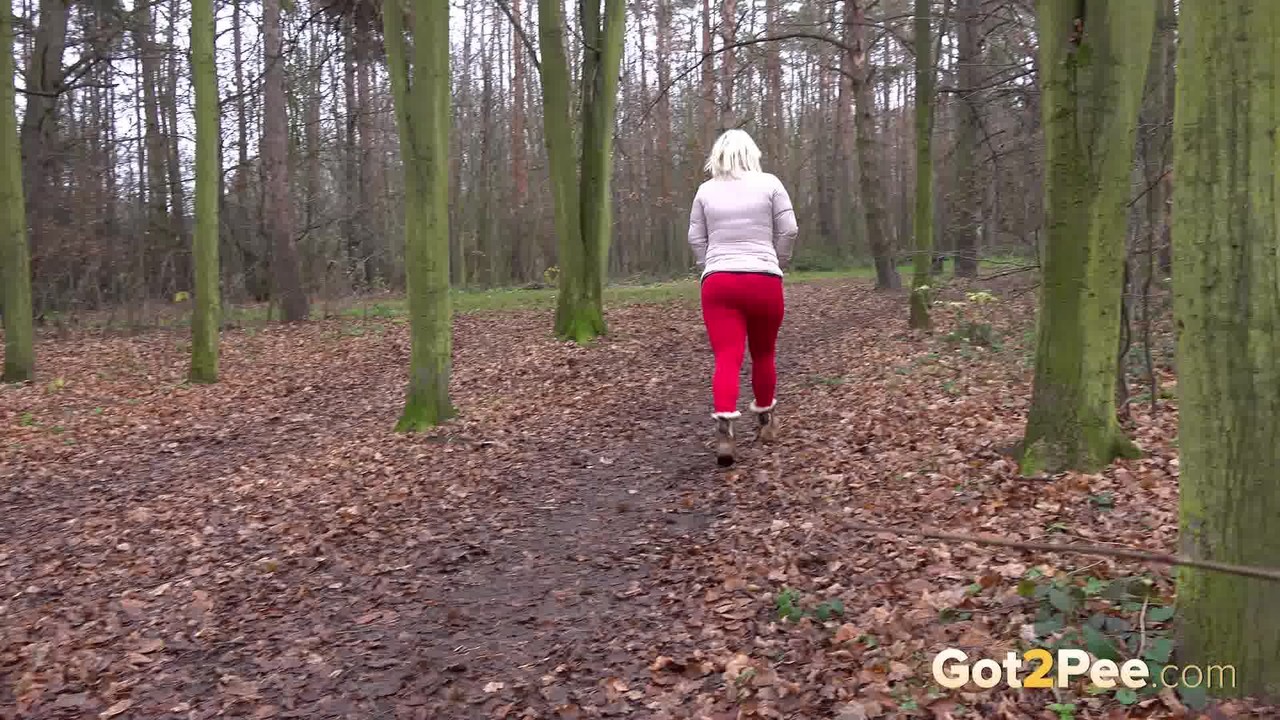 Blonde Lilith relieves pee desperation in woods 色情照片 #425317596 | Got 2 Pee Pics, Lilith, Pissing, 手机色情