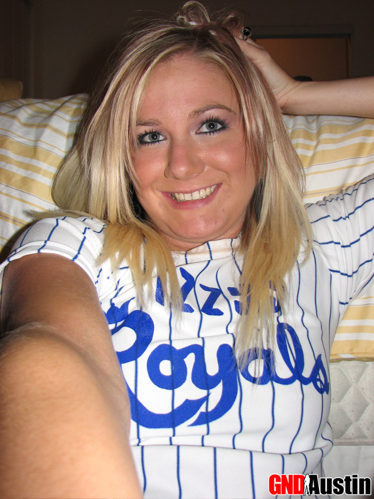 Blonde baseball fan Austin takes selfies of her perky tits and perfectly foto porno #425252080