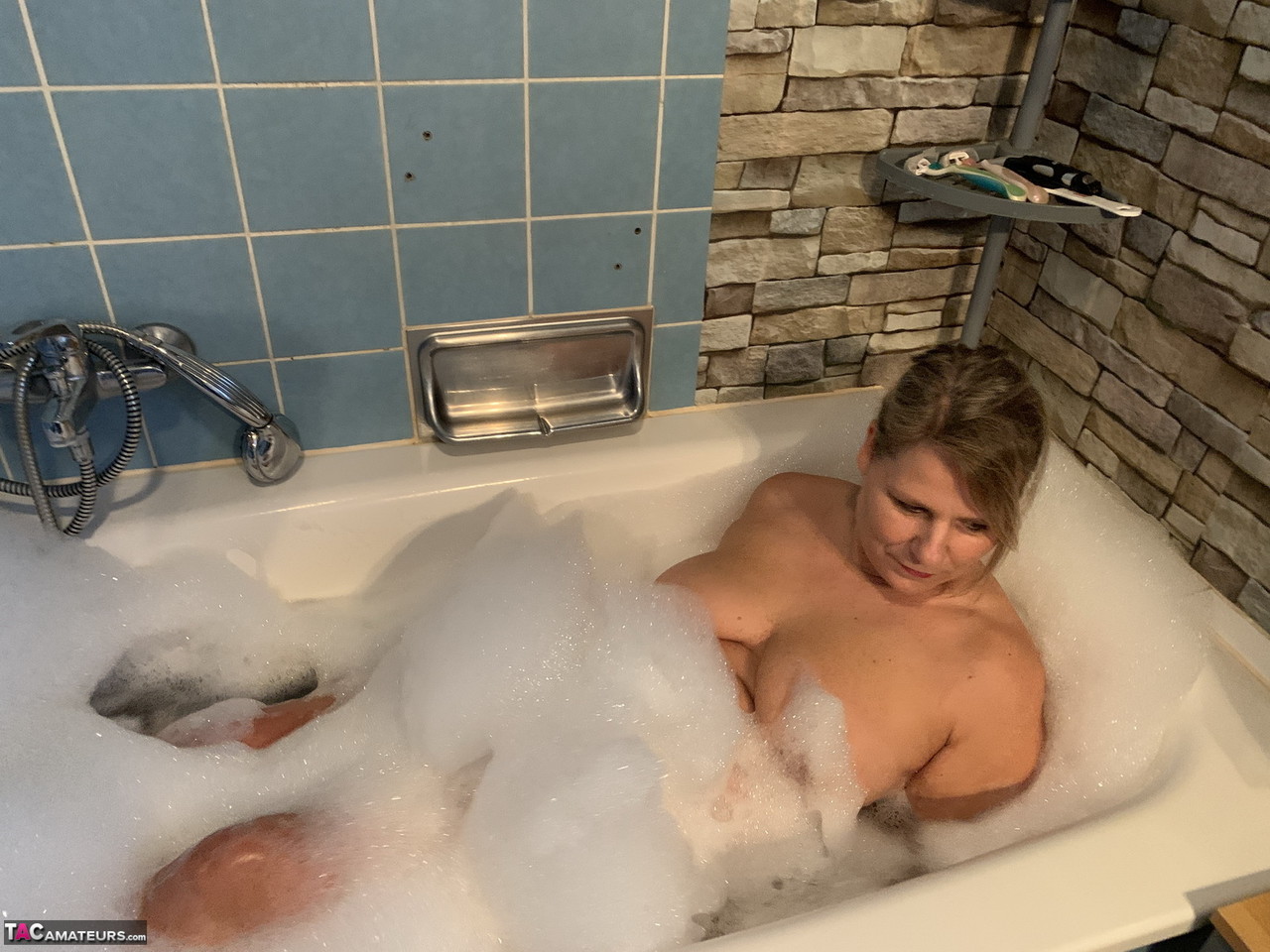Middle Aged Amateur Sweet Susi Gets Caught Naked While Taking A Bubble Bath