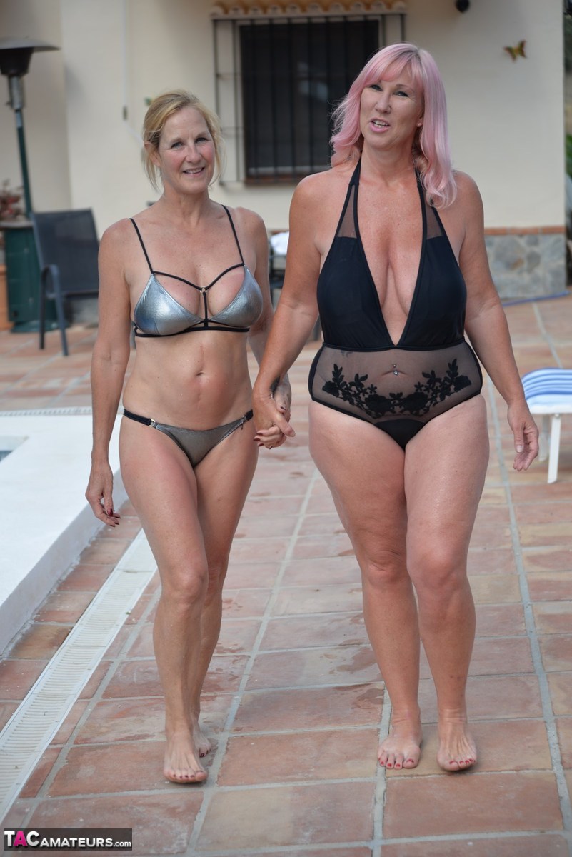 Mature BBW Melody and her girlfriend walk hand in hand by a pool in swimwear 色情照片 #426868504 | TAC Amateurs Pics, Melody, Molly Maracas, Mature, 手机色情