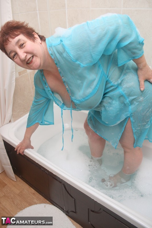 Redhead Nan Kinky Carol Shows Her Big Ass And Snatch In A Bathtub
