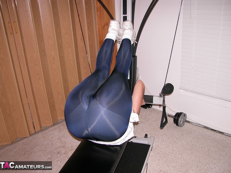 Mature amateur Devlynn exposes her tits and snatch on home gym equipment foto porno #424675915