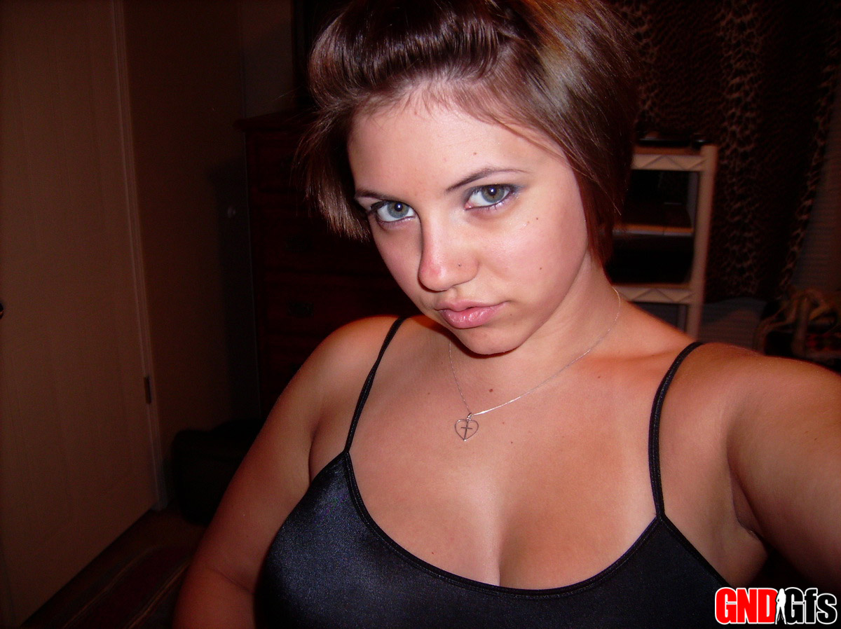 Chubby girlfriend takes selfshot pictures foto porno #424433329
