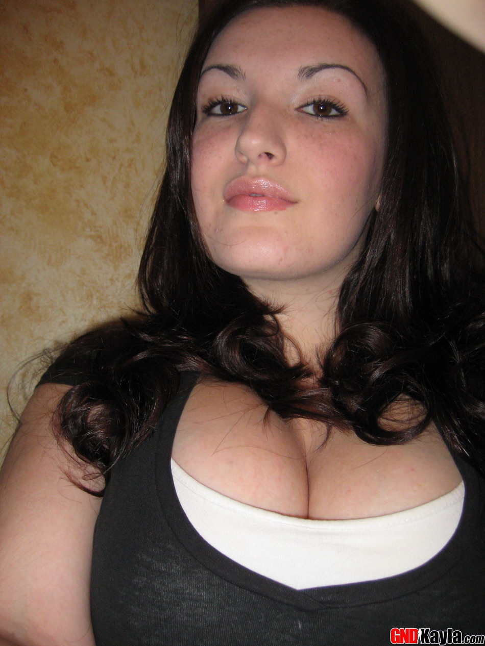 Curvy brunette amateur goes topless during self shot action in a bathroom foto porno #422565609
