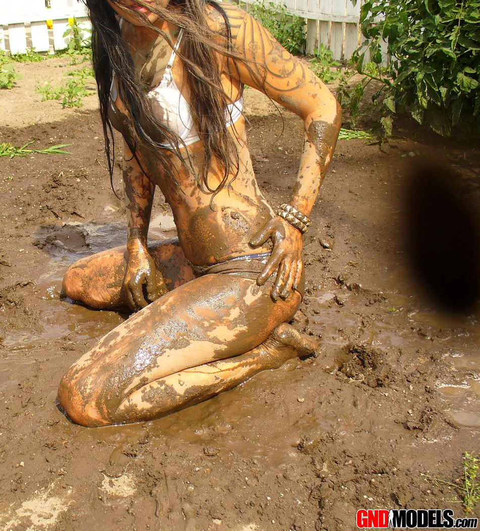 Watch as Deja rolls around in the mud in her bra and panties foto pornográfica #429164800