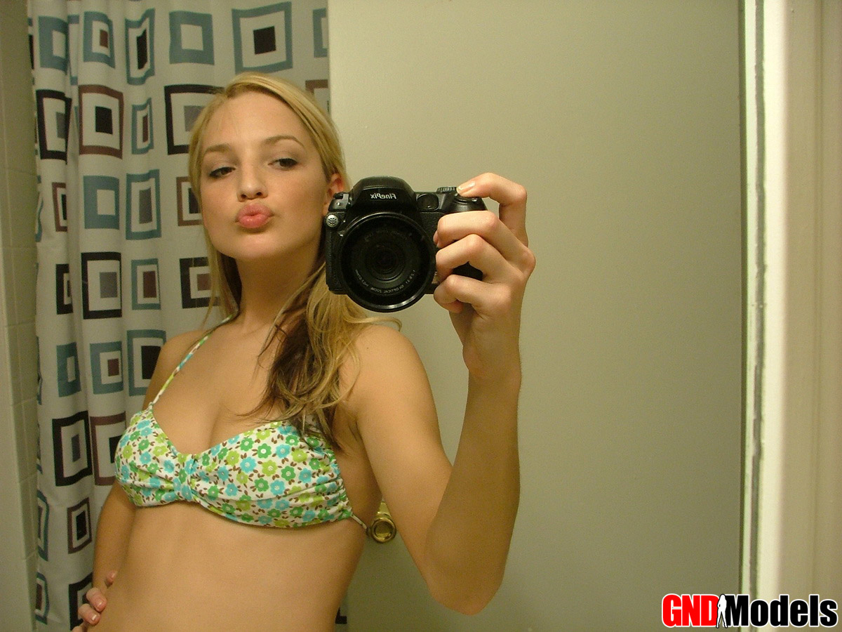 Blonde teen Marilyn takes mirror selfies while wearing a three-piece swimsuit Porno-Foto #429043354