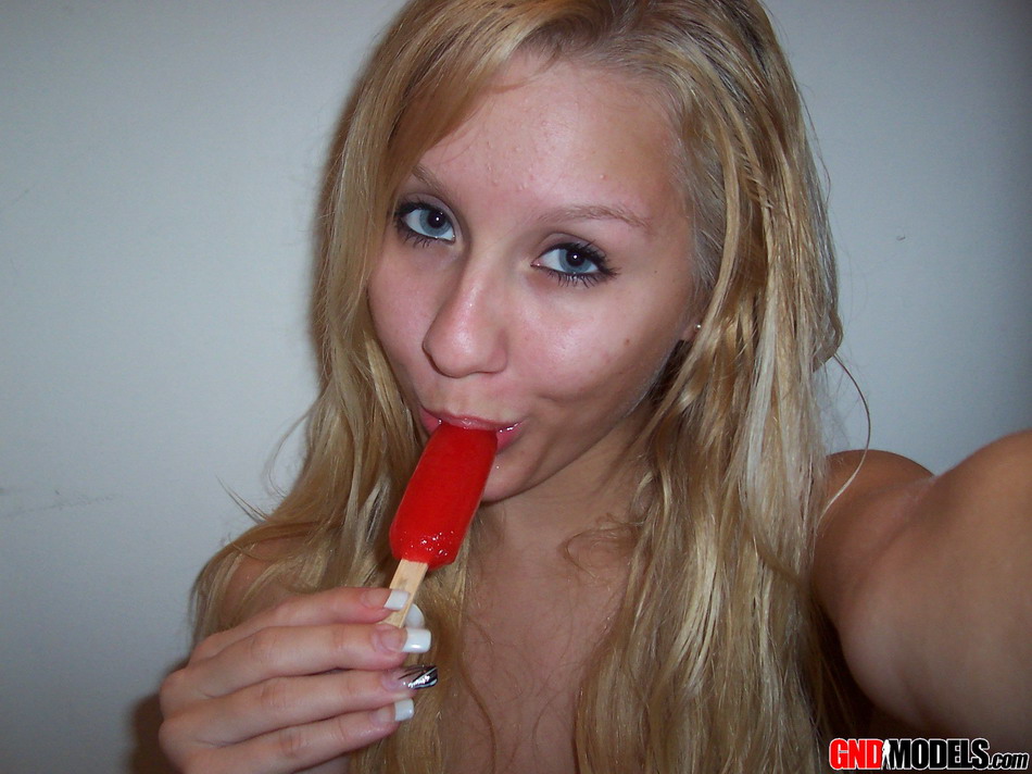 Blonde amateur Kylie takes safe for work selfies during solo action foto porno #427159140