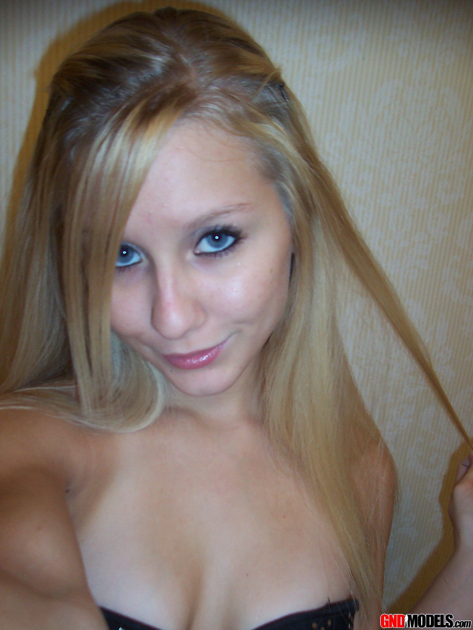 Blonde amateur Kylie takes safe for work selfies during solo action porno foto #427159289
