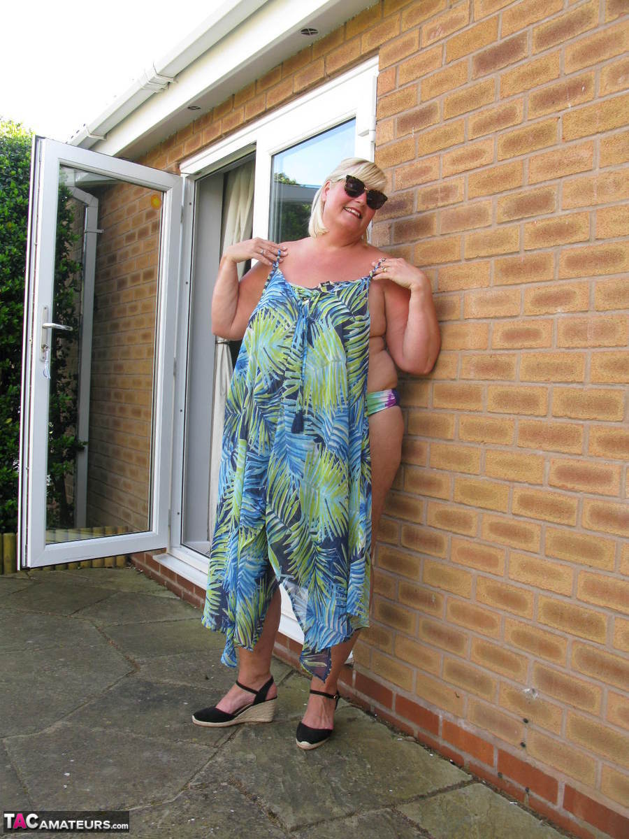 Fat mature woman Chrissy Uk sucks a dick after making her nude debut in a yard foto porno #427492907
