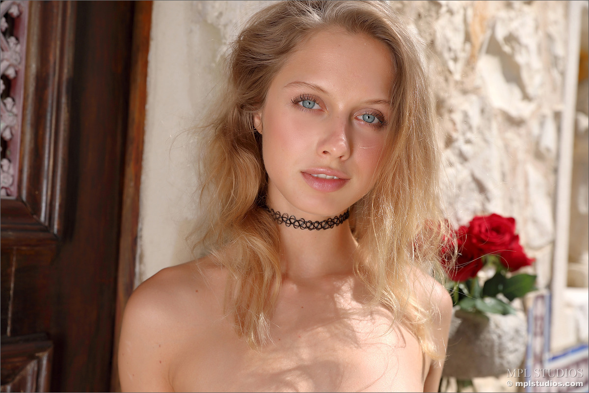 Blonde female wears a choker while getting naked outside her front door foto pornográfica #426548109