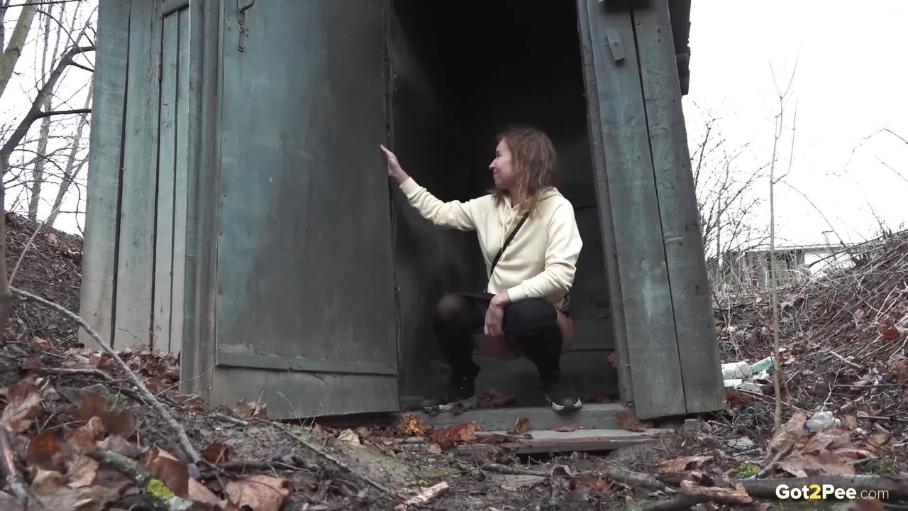 Caucasian girl takes a piss in an outhouse while in a forest 色情照片 #426309968 | Got 2 Pee Pics, Rita, Pissing, 手机色情