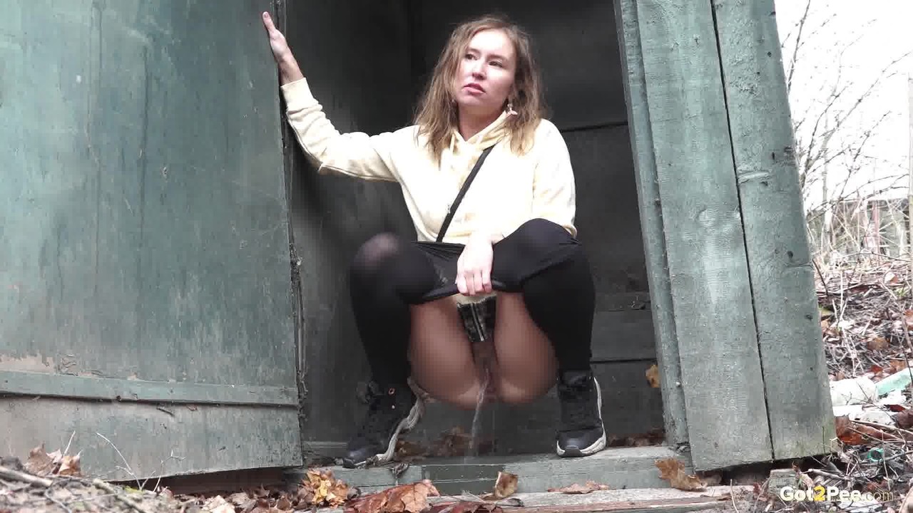 Caucasian girl takes a piss in an outhouse while in a forest 色情照片 #426310003 | Got 2 Pee Pics, Rita, Pissing, 手机色情