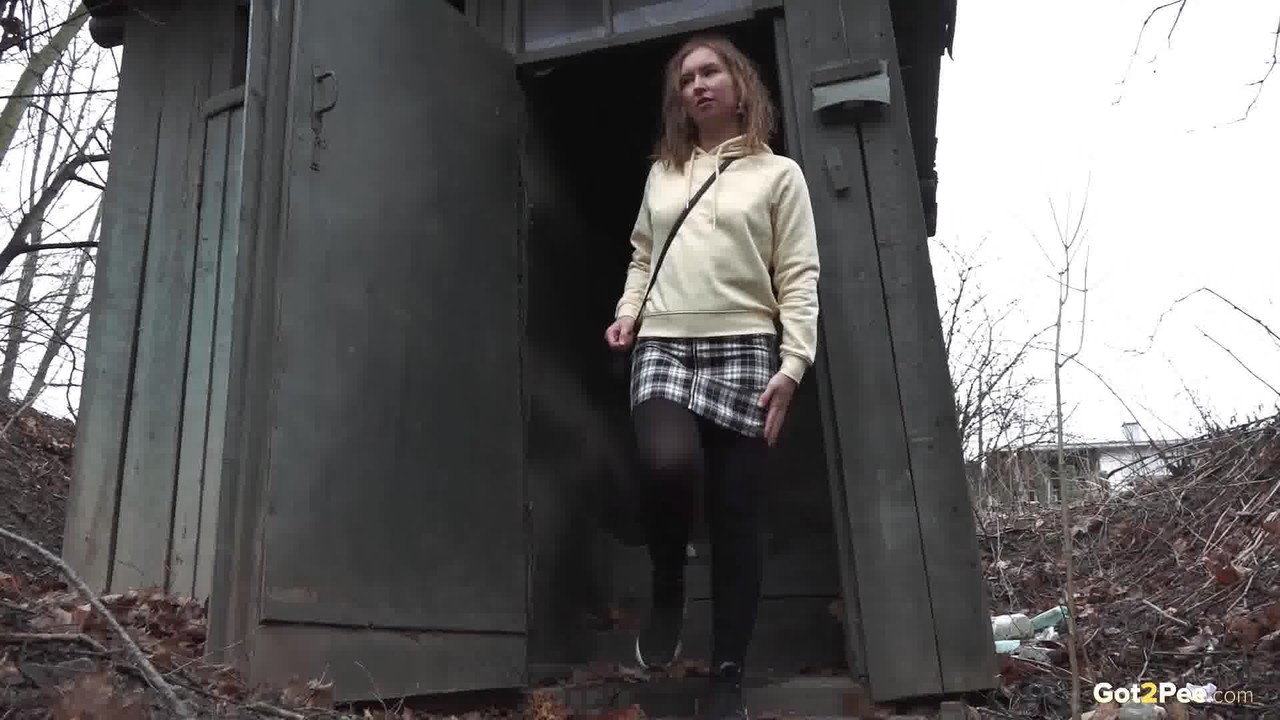 Caucasian girl takes a piss in an outhouse while in a forest 色情照片 #426310019 | Got 2 Pee Pics, Rita, Pissing, 手机色情