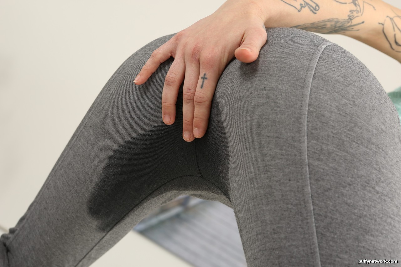 Teen Debra Dee wets her skintight yoga pants Porno-Foto #426321724