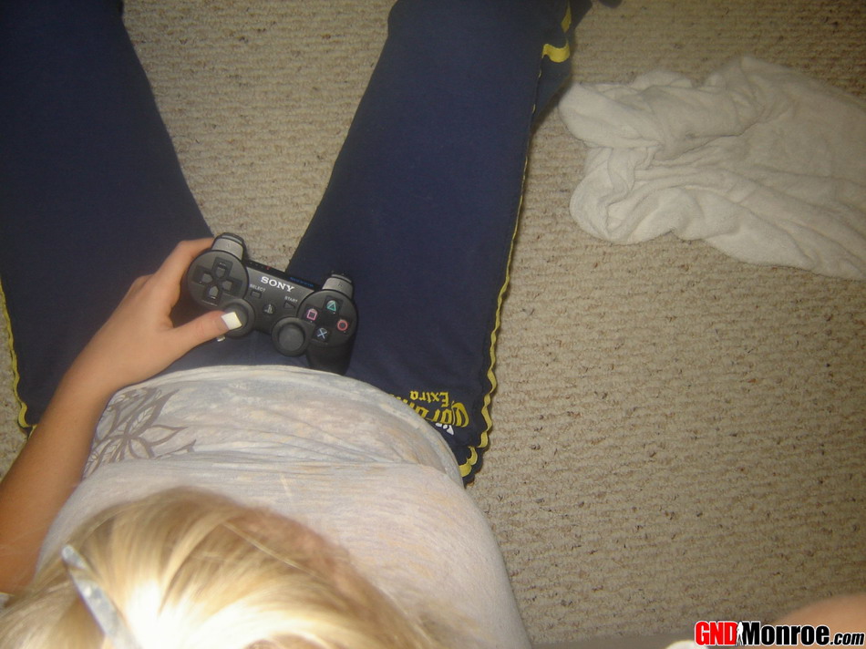 Blonde amateur: Blond amateur bares naked and takes teasing selfies.
