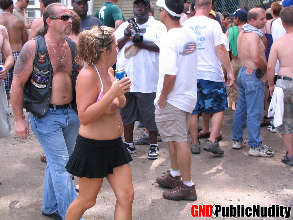 Collection of amateur chicks getting naked at an outdoor booze festival 色情照片 #425378661 | GND Public Nudity Pics, Saggy Tits, 手机色情