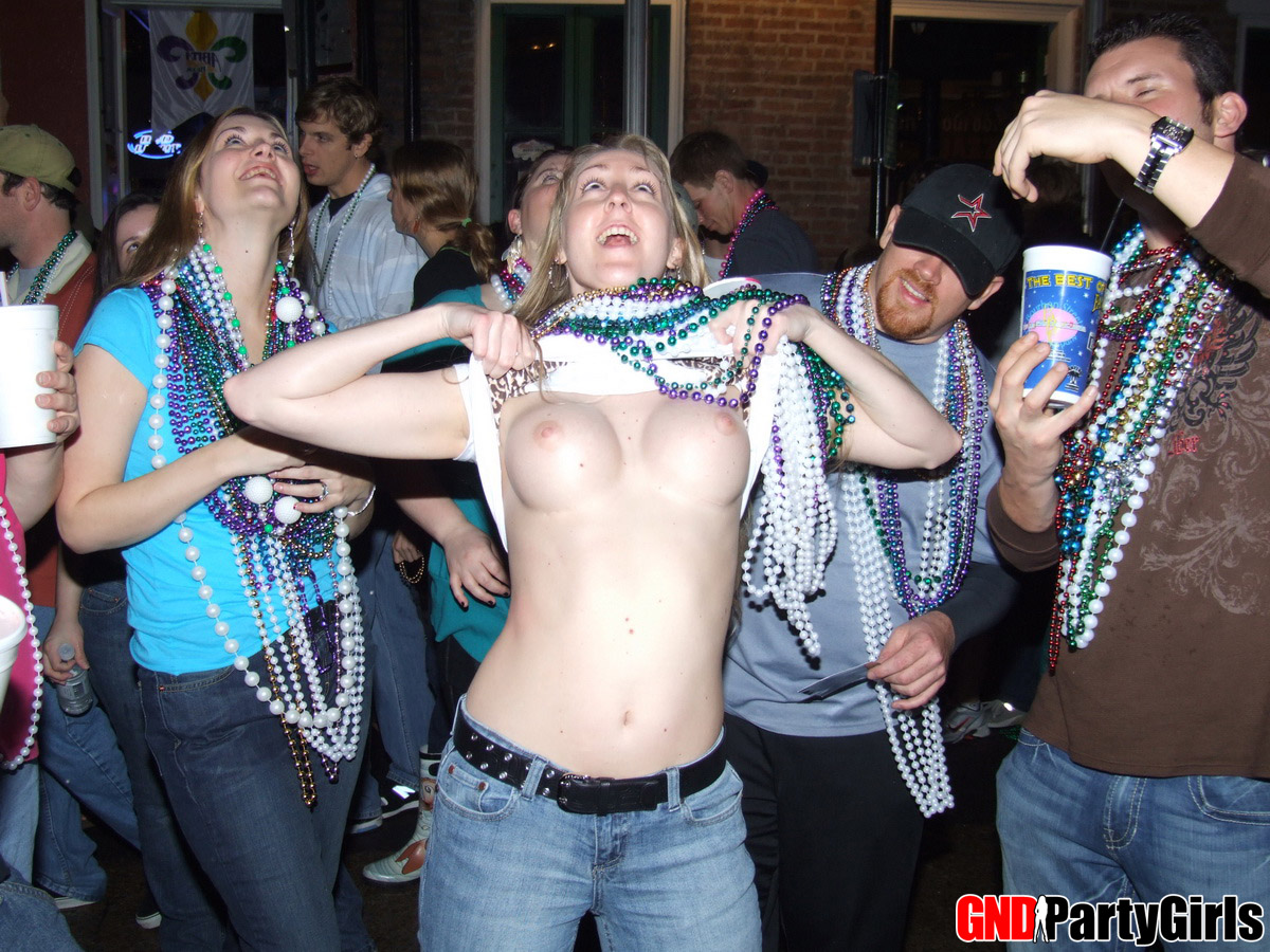 Lots of drunk girls showing their tits for beads foto porno #422615265