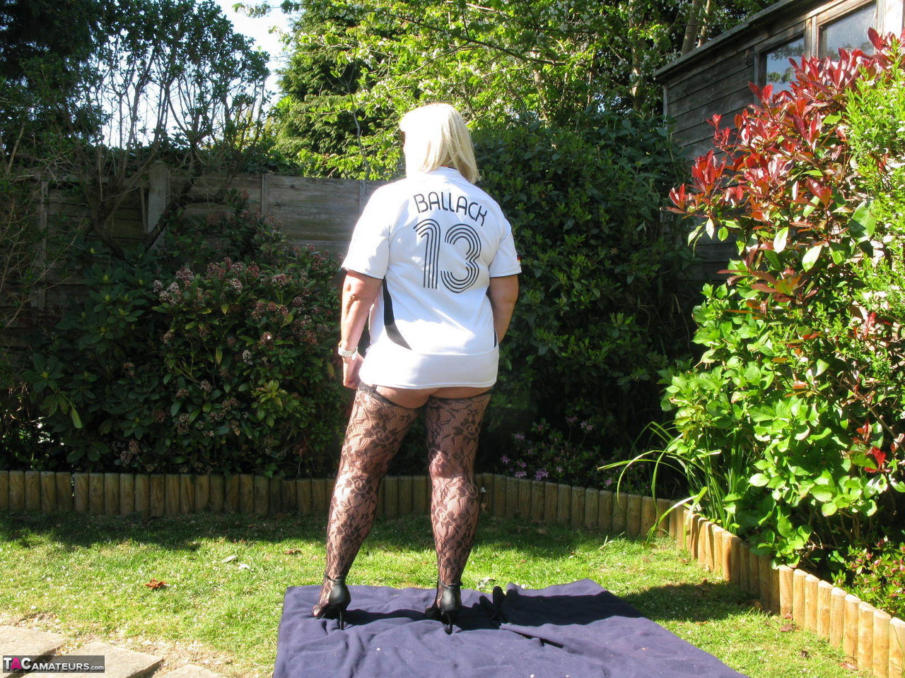 Mature blonde fatty Chrissy Uk gets naked in nylons in her backyard porno fotoğrafı #428371035