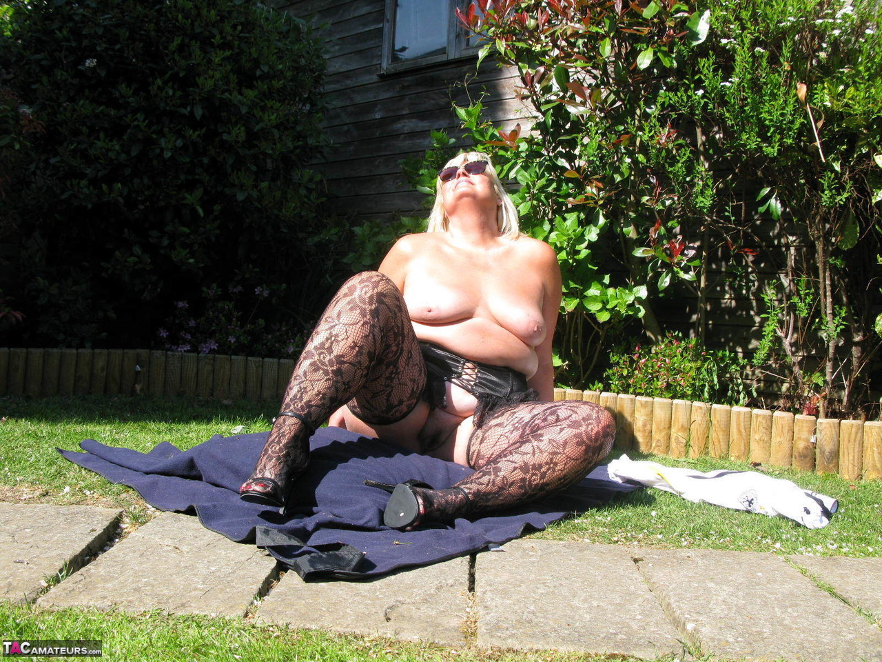 Mature blonde fatty Chrissy Uk gets naked in nylons in her backyard foto porno #428371055 | TAC Amateurs Pics, Chrissy Uk, BBW, porno móvil