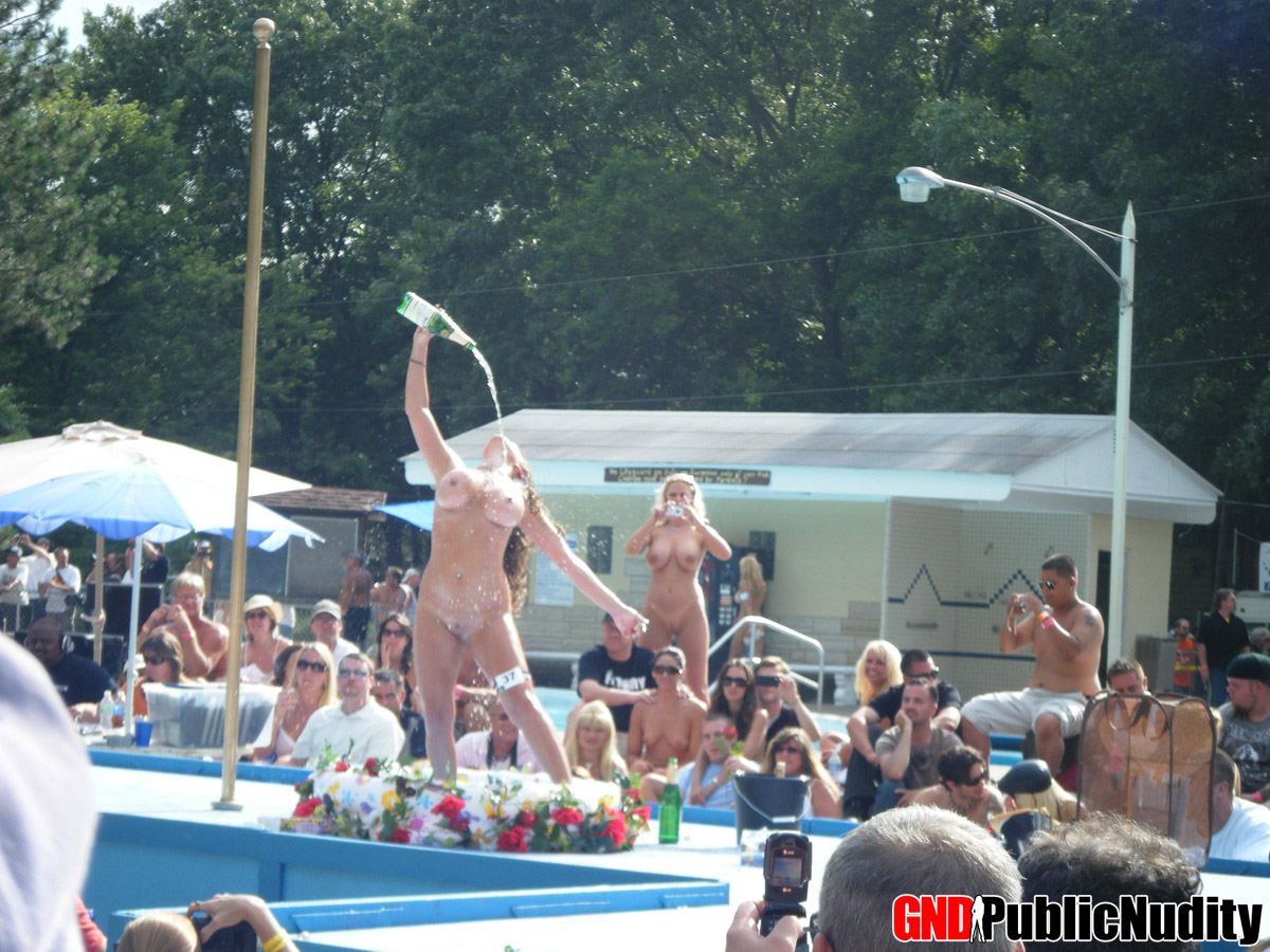 Stripper on outdoor stage shows her tight pussy to the crowd ポルノ写真 #428735041 | GND Public Nudity Pics, Party, モバイルポルノ
