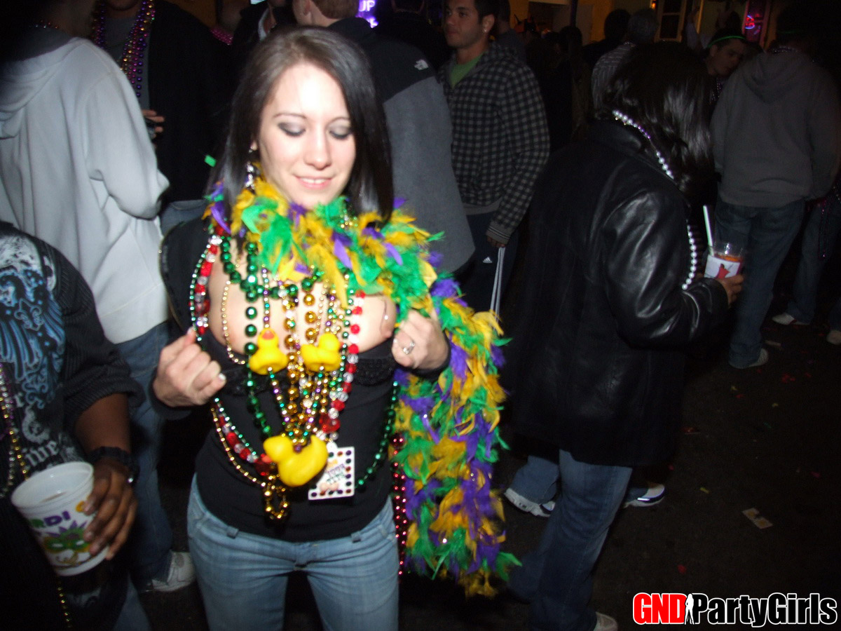 Super drunk girl shows off her tits for beads foto porno #424701848