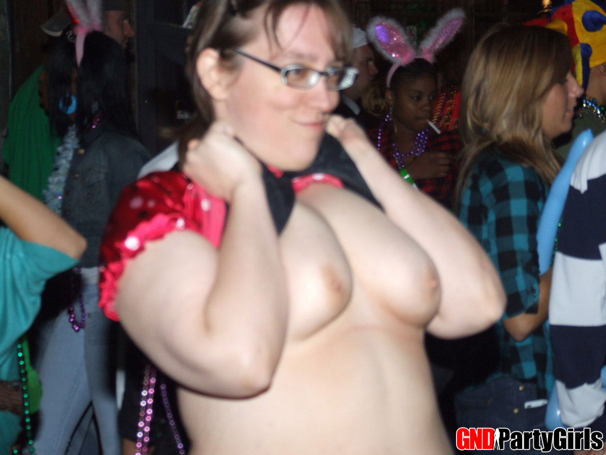 Drunk girls flash their tits to all that wish to have a good look foto porno #426497125