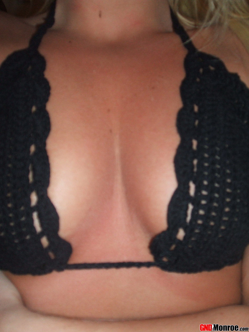 A very horny Monroe shows off her tiny lace bikini foto porno #428711913