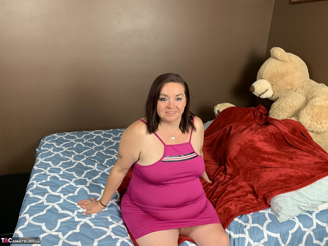 Mature BBW Sexy NE BBW spreads her pussy on a bed after showing her big ass foto porno #422697951