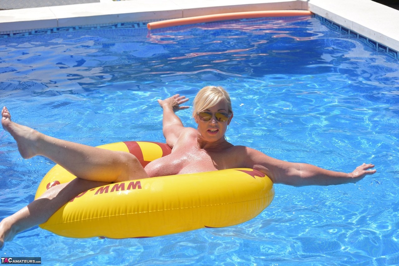 Blonde amateur Melody displays her overweight body in a swimming pool porno fotky #425942907