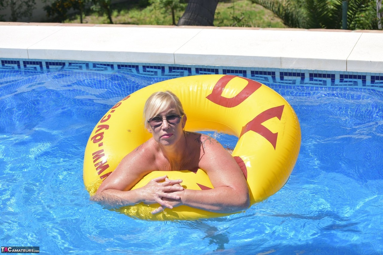 Blonde amateur Melody displays her overweight body in a swimming pool foto porno #425942985